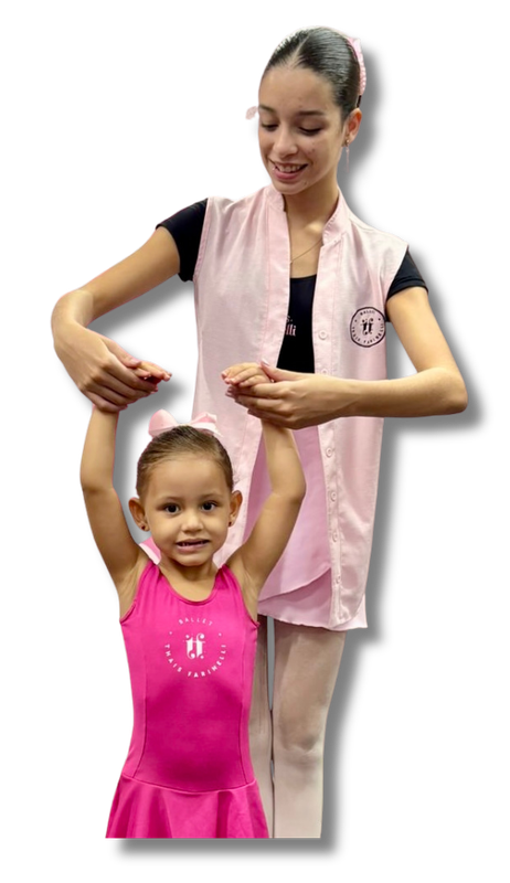 Professora acompanhando uma pequena aluna